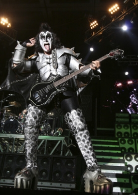 Gene Simmons při květnov&eacute;m koncertu Kiss v Moskvě.
