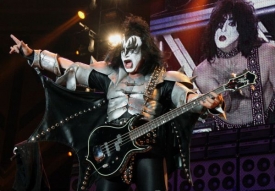 Gene Simmons z kapely Kiss na pražském koncertě.