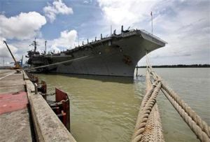 USS Kitty Hawk v malajsk&eacute;m Kuala Lumpuru.