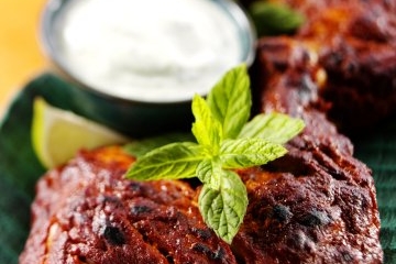 Pálivost kuřete tandoori spolehlivě uhasí salát z bílého jogurtu. Pálivost kuřete tandoori spolehlivě uhasí salát z bílého jogurtu.