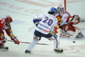 Kladenský kanonýr Martin Procházka (č. 20) střílí jeden z gólů Slavii.