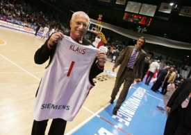 Klaus dostal basketbalov&yacute; dres.