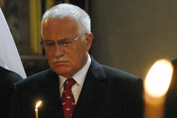 Prezident Klaus uctil památku parašutistů, kteří se za 2. světové války podíleli na atentátu na zastupujícícho říšského protektora Reinharda Heydricha.