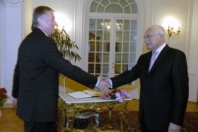 Prezident Václav Klaus vítá premiéra Mirka Topolánka na zámku v Lánech