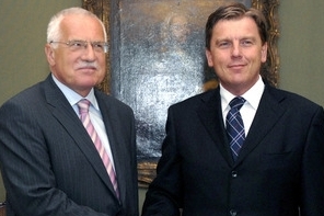 Václav Klaus s Miloslavem Vlčkem na Hradě.