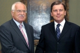 Václav Klaus s Miloslavem Vlčkem na Hradě.