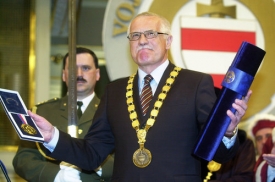 Naletěl? Václav Klaus si neověřuje, odkud mu chodí diplomy.