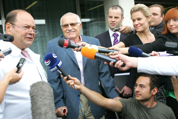 Václav Klaus se stěhuje z nemocnice. Na snímku s novináři. 