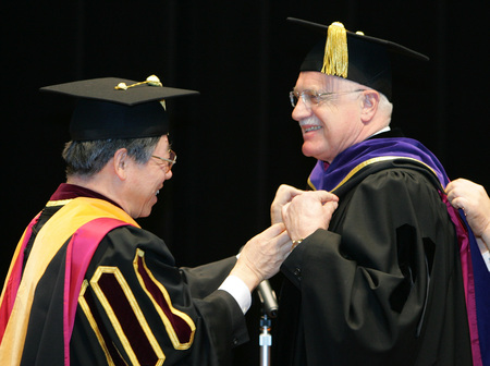 Český prezident Václav Klaus převzal 13. února při státní návštěvě Japonska čestný doktorát na tokijské Univerzitě Waseda z rukou jejího rektora Kacuhika Širaie. Český prezident Václav Klaus převzal 13. února při státní návštěvě Japonska čestný doktorát na tokijské Univerzitě Waseda z rukou jejího rektora Kacuhika Širaie.