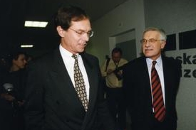 Jan Švejnar (vlevo) a prezident Václav Klaus.