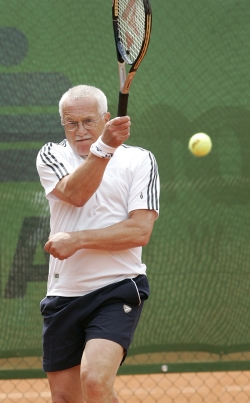 Václav Klaus holduje tenisu.