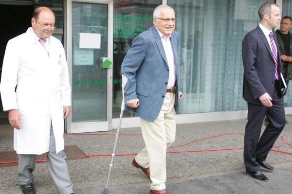 Prezident Klaus při odchodu z nemocnice Na Bulovce.