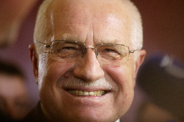 Václav Klaus je čím dál víc konfrontační, myslí si politolog Kubáček.
