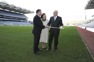 Snad jen tady v Irsku nikomu nevadil. Klaus v Dublinu zkouší hurling.