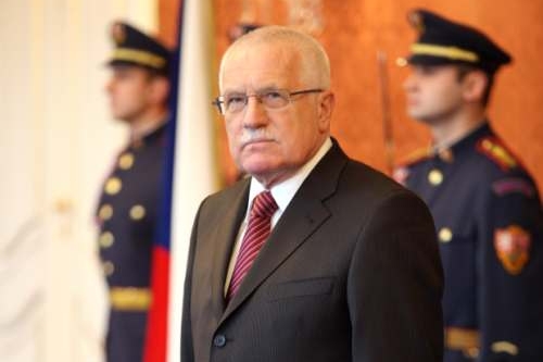 Klaus podepsal novelu, která umožní zachování malotřídek. 