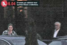 Klaus a Bednářová ráno společně odjíždějí z hotelu.