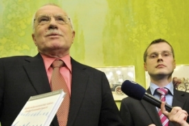 Václav Klaus prezentuje dílo Makroekonomická fakta české transformace.