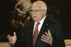 Vlajku EU nenechal Klaus vyvěsit na Hradě ani po vstupu do Unie.