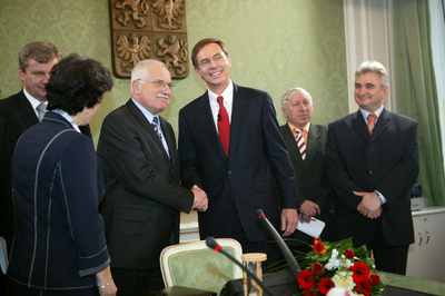 Prezident Václav Klaus a jeho protikandidát Jan Švejnar (vpravo). 
