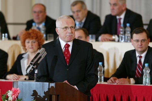Václav Klaus se za dobu v politice naučil, jak okouzlit publikum.