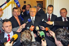 Prezident Václav Klaus v obležení novinářů.