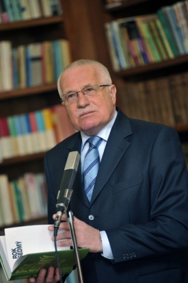 Václav Klaus se svou novou knihou Sedmý rok.