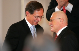 Jan Švejnar a Václav Klaus po volbě.