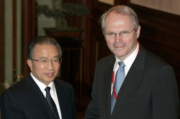 Christopher Hill a Dai Bingguo při rozhovorech v Bejingu Christopher Hill a Dai Bingguo při rozhovorech v Bejingu