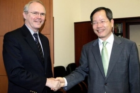 Christopher Hill a Čon Jong-u