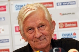 Trenér fotbalové reprezentace Karel Brückner.