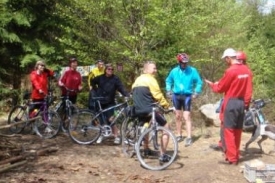 Pohoda v zakázaném pásmu. Na návštěvu přijela skupinka cyklistů.