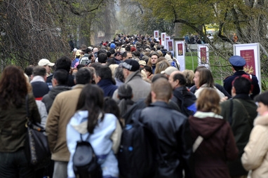 Fronta byla dlouhá, nával lidí však měl být podle odhadů větší.