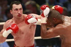 Vladimir Kličko v souboji s Američanem Thompsonem.