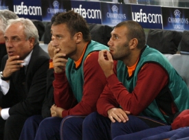 Zaskočen&aacute; hvězda AS Ř&iacute;m Francesco Totti (sed&iacute; uprostřed).