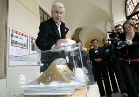 Architekt Kaplick&yacute; představuje přepracovan&yacute; n&aacute;vr knihovny.