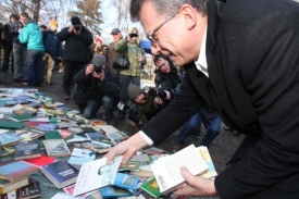 Lidé postavili na Letné knihovnu z knih.
