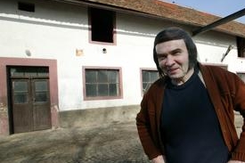 Jiří Knor před uzamčenými garážemi, kam firma navezla odpad