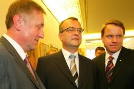 Do zasedání sněmovny zbývá osm pracovních dnů, lídři mají co řešit.
