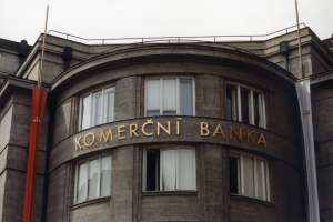 Akcie Komerčn&iacute; banky prudce pos&iacute;lily