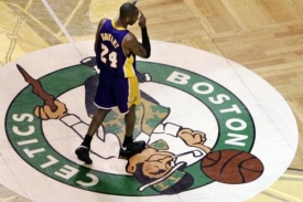 Kobe Bryant z Lakers opouští palubovku Bostonu.