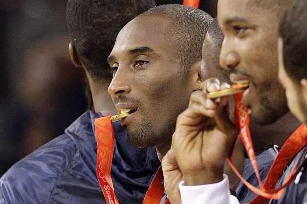 Hvězdný basketbalista Kobe Bryant v kořistí - zlatou medailí.