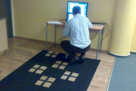 Sešlápnutím tlačítek lze ovládat počítač nebo herní zařízení.