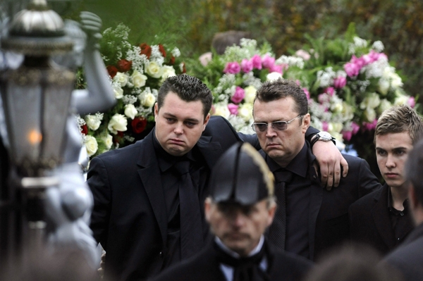 Bratr zavražděného Jan Kočka (uprostřed) a další pozůstalí. 