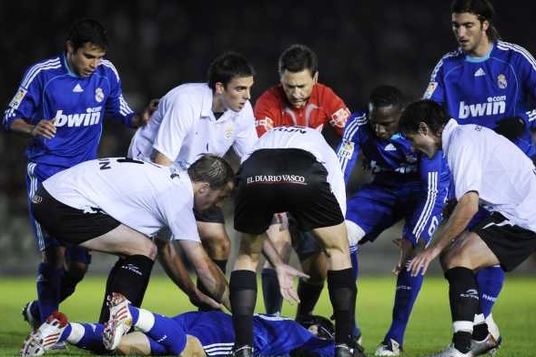 Na zkolabovaným fotbalistou se ihned shromáždili spoluhráči. Na zkolabovaným fotbalistou se ihned shromáždili spoluhráči.