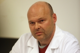 Pavel Kolář na tiskové konferenci.