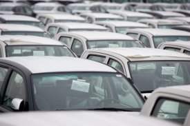 Parkoviště u kolínské automobilky.