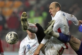 Jan Koller (v b&iacute;l&eacute;m dresu).