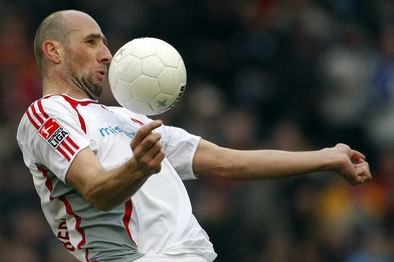 Jan Koller v utkání proti Hannoveru.