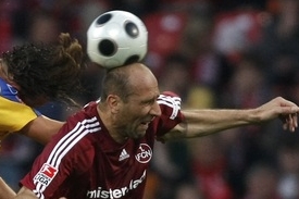 Jan Koller v hlavičkovém souboji.