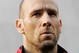 Jan Koller. Dres n&aacute;rodn&iacute;ho t&yacute;mu už nejsp&iacute;&scaron; neobl&eacute;kne.